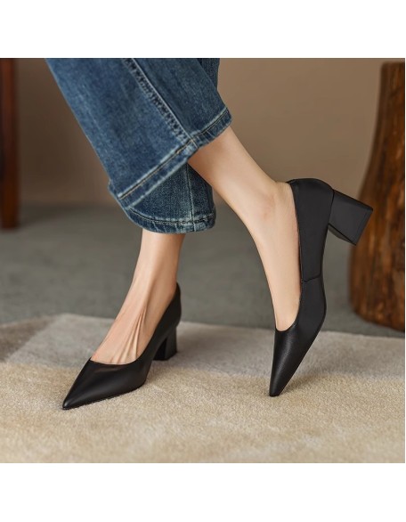 New Women's Shoes Middle Heel Patent Leather Single Shoes Large Size Shiny Leather Loafers New Women's Shoes Middle Heel Patent Leather Single Shoes Large Size Shiny Leather Loafers